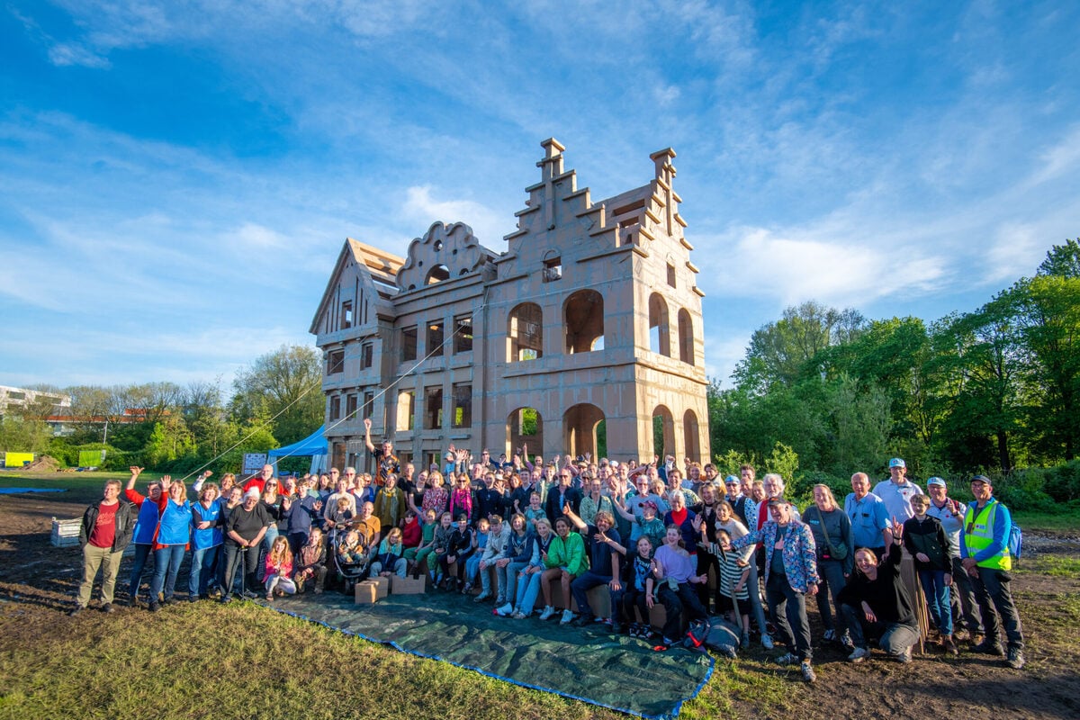 Mimos (IN) : Construction monumentale participative en carton