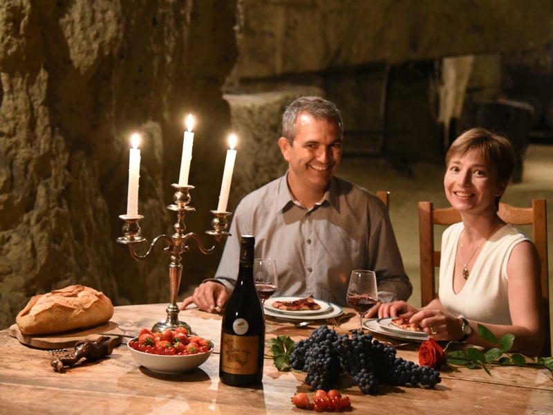 Visite de la vigne à la cave troglo