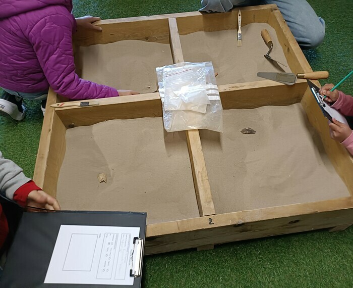 Petits fouilleurs en herbe