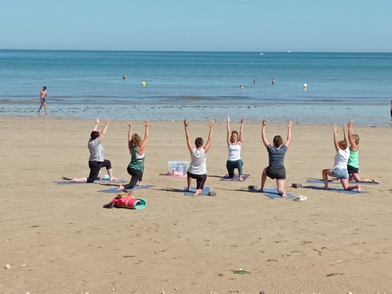 Yoga sur la plage à Bernières-sur-Mer