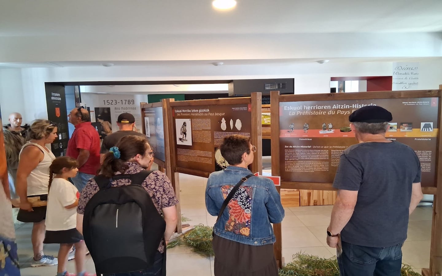 Visite du centre d'interprétation Mehaka sur la Basse Navarre et du village de Baigorri en français.