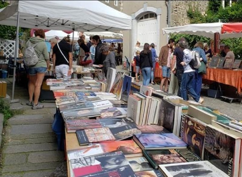 Marché aux livres, vieux papiers et supports culturels