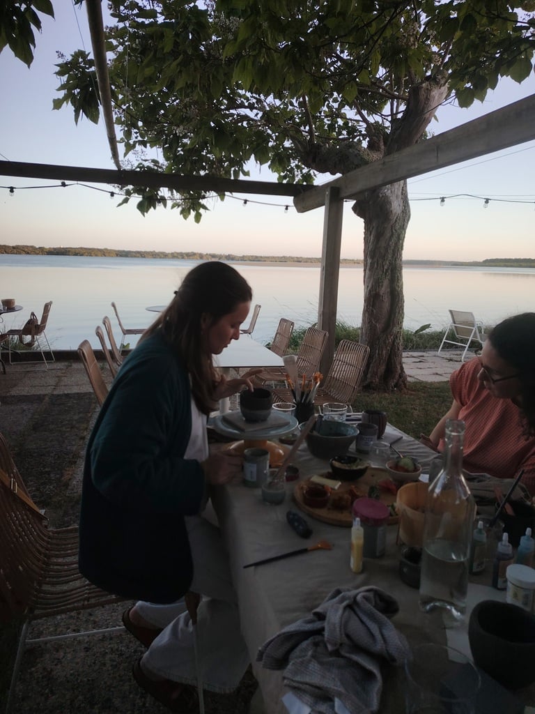 Apéro céramique au bord du lac d'Azur la Paillote gourmande à Azur
