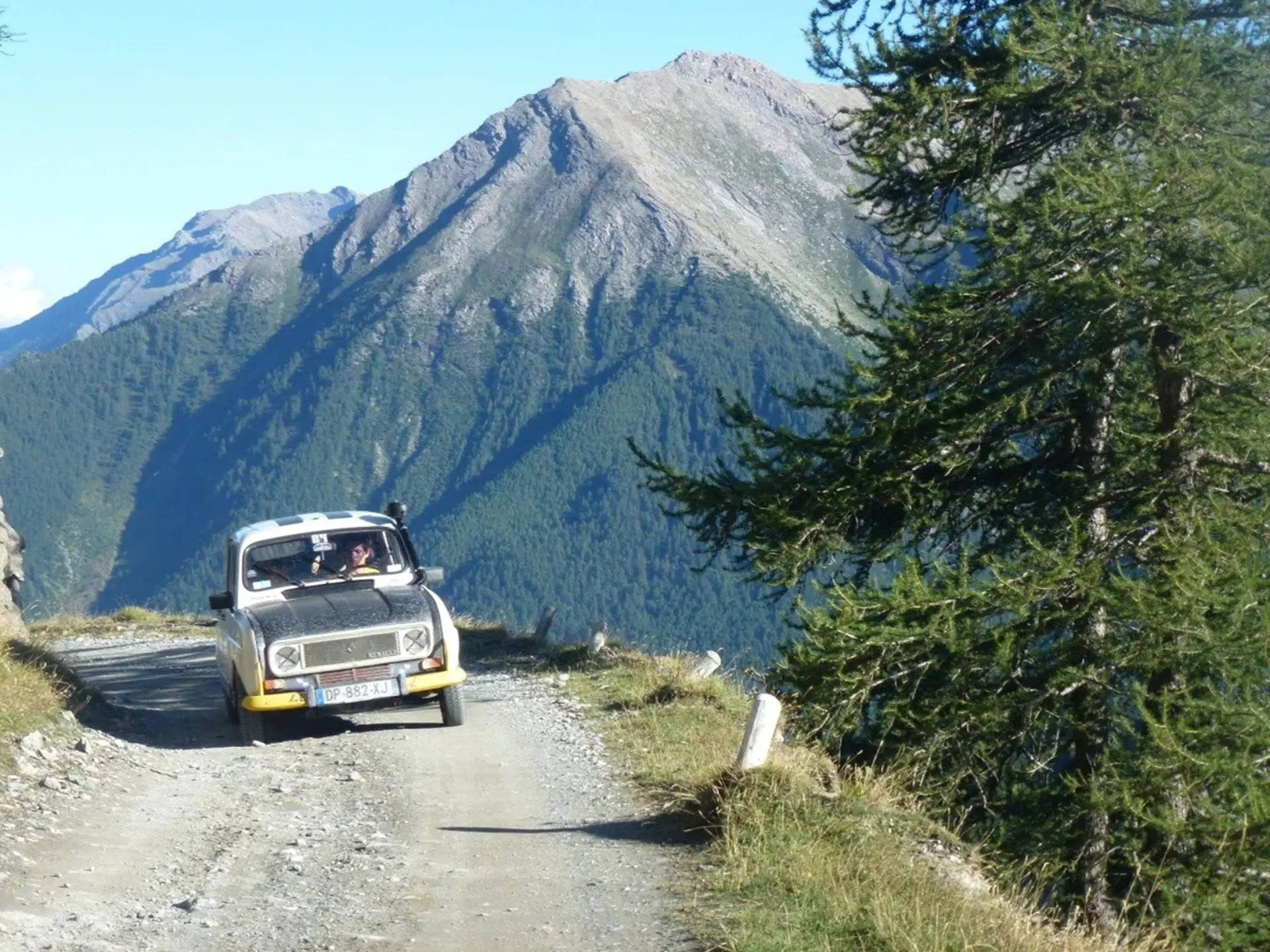 Arrivée Raid 4L Alpes