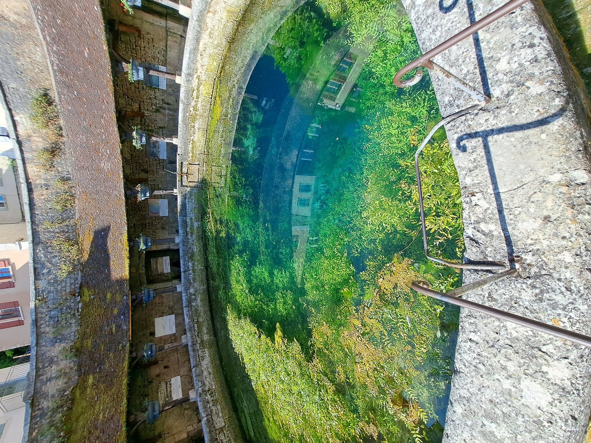 Visite guidée à Tonnerre : Mystères de l’Eau et Splendeurs Médiévales