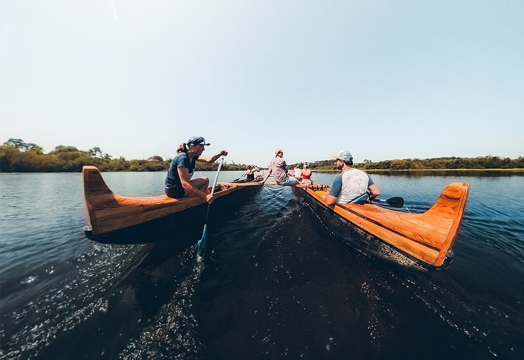 Pirogue hawaïenne au coucher du soleil avec apéritif