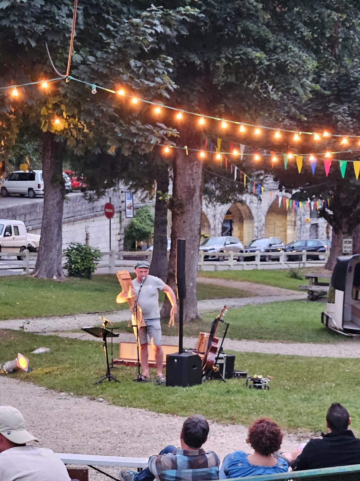 Balade chantée de Jean-Luc Mongaugé dans les rues d'Assouste