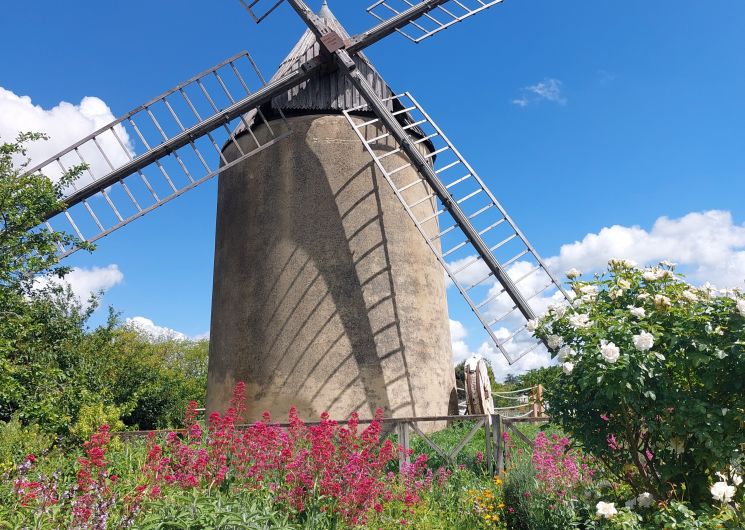 VENEZ ENTRER DANS L’HISTOIRE DU VILLAGE ET DE LA FABRICATION DE FARINE AU MOULIN À VENT