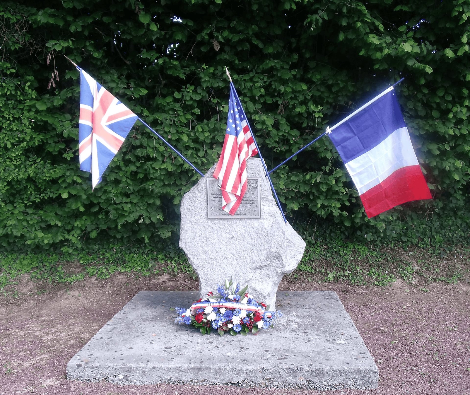 Cérémonie à l'aérostèle du A4 de La Cambe