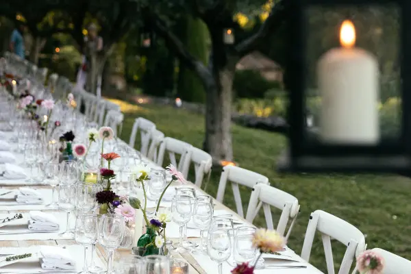 La grande table des jardins à La Commanderie de Peyrassol