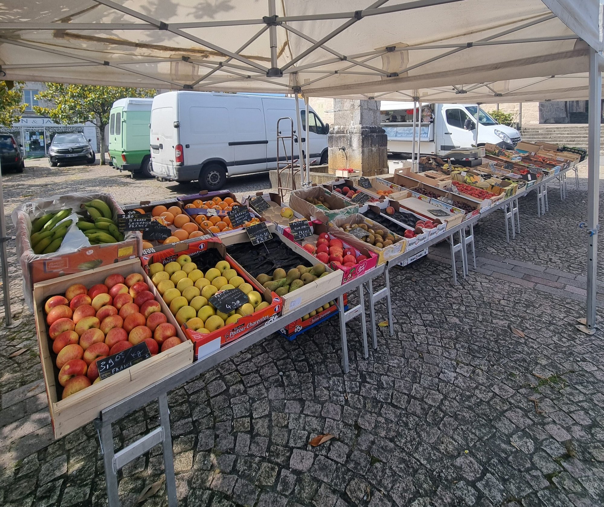 Marché hebdomadaire de Sauviat sur Vige