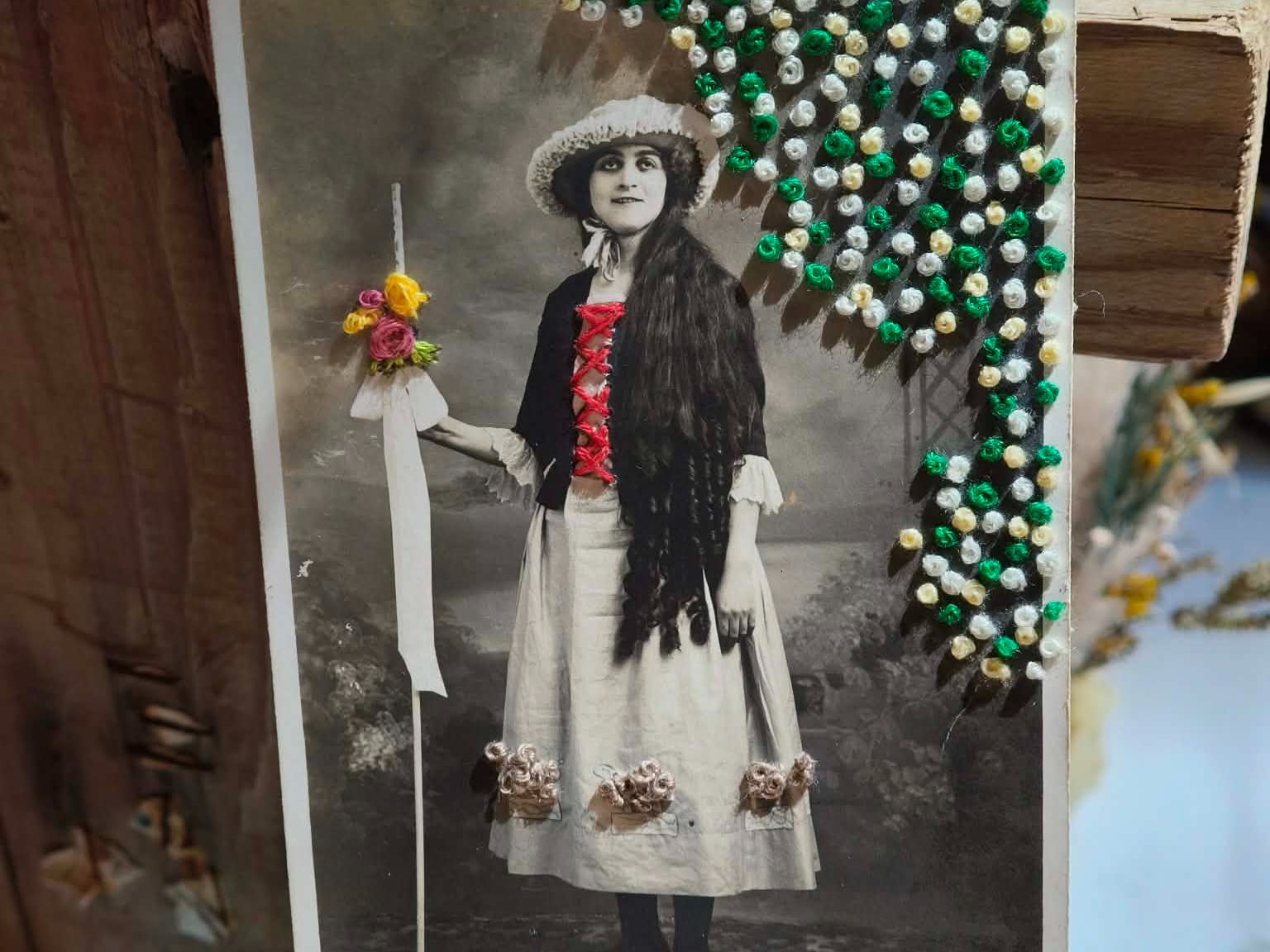 Atelier Broderie sur photo et carte ancienne