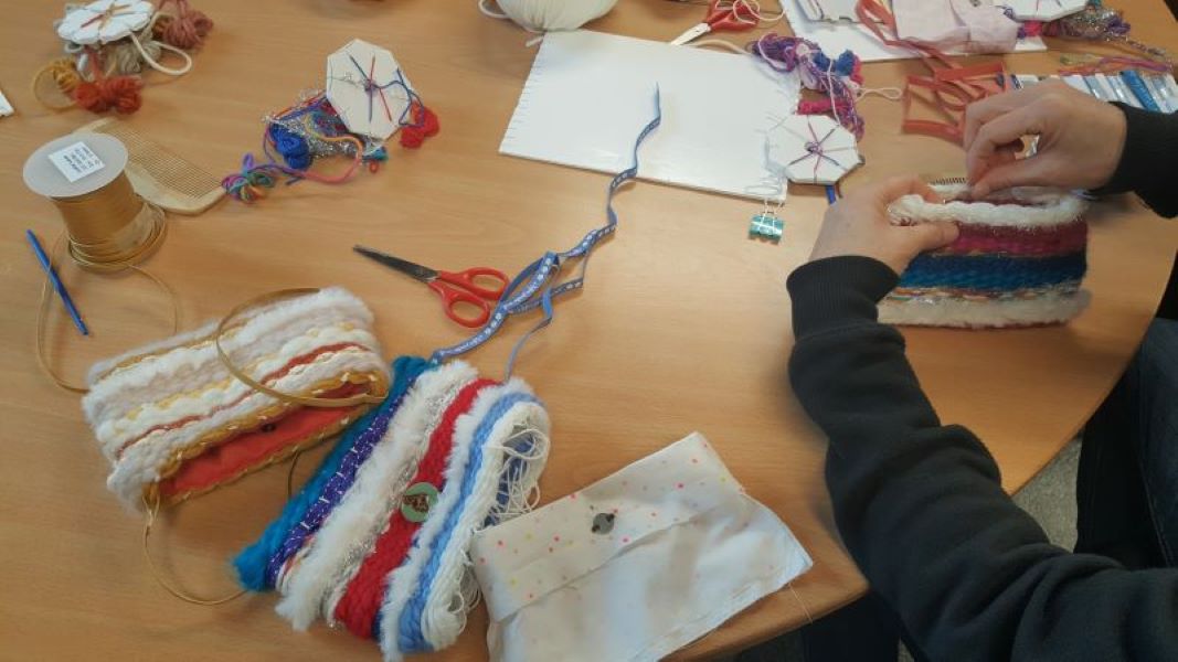 Atelier famille : travail de la laine