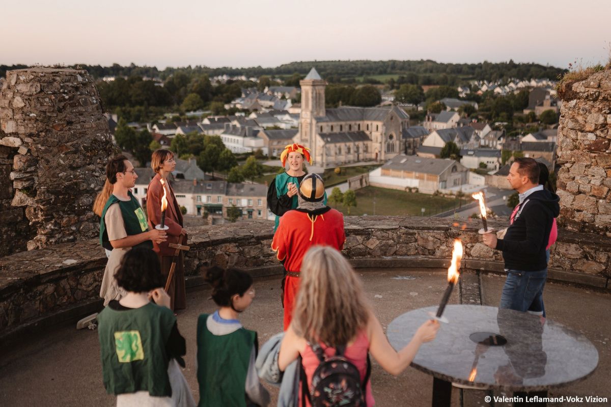 Pierres en Lumières : "Visite nocturne du château médiéval de Bricquebec"