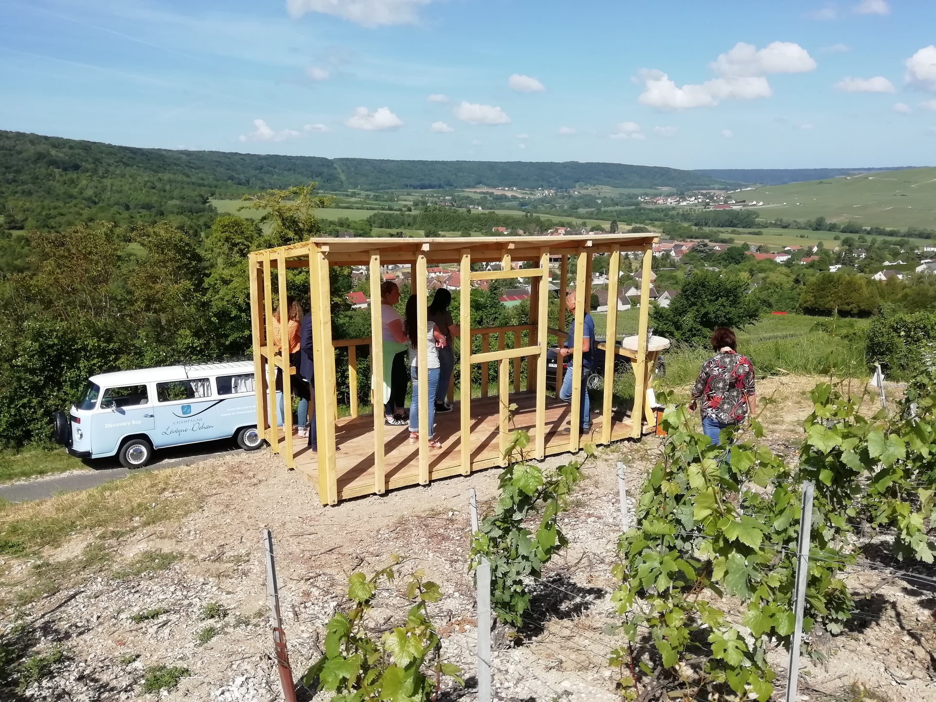 Discovery bay - La route du champagne en combi VW avec le champagne Lévêque-Dehan