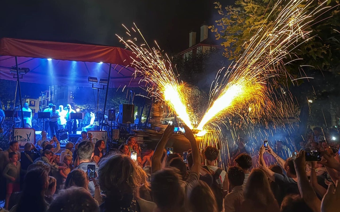 Concert d'Alaiak (choeur d'hommes basque) - Toro de Fuego et bataille de confettis