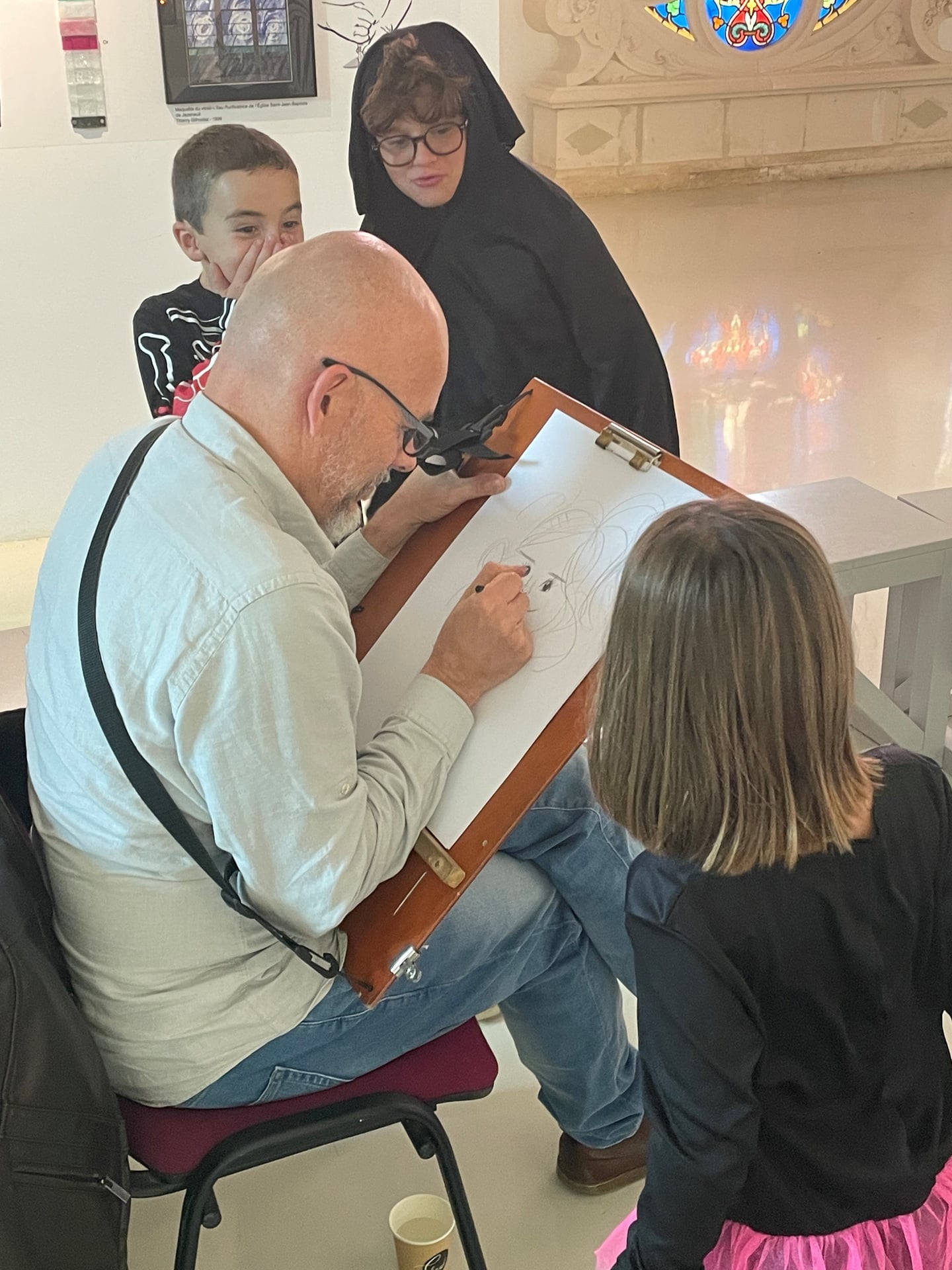 Musée du Vitrail, les ateliers de caricature avec David Gribouille