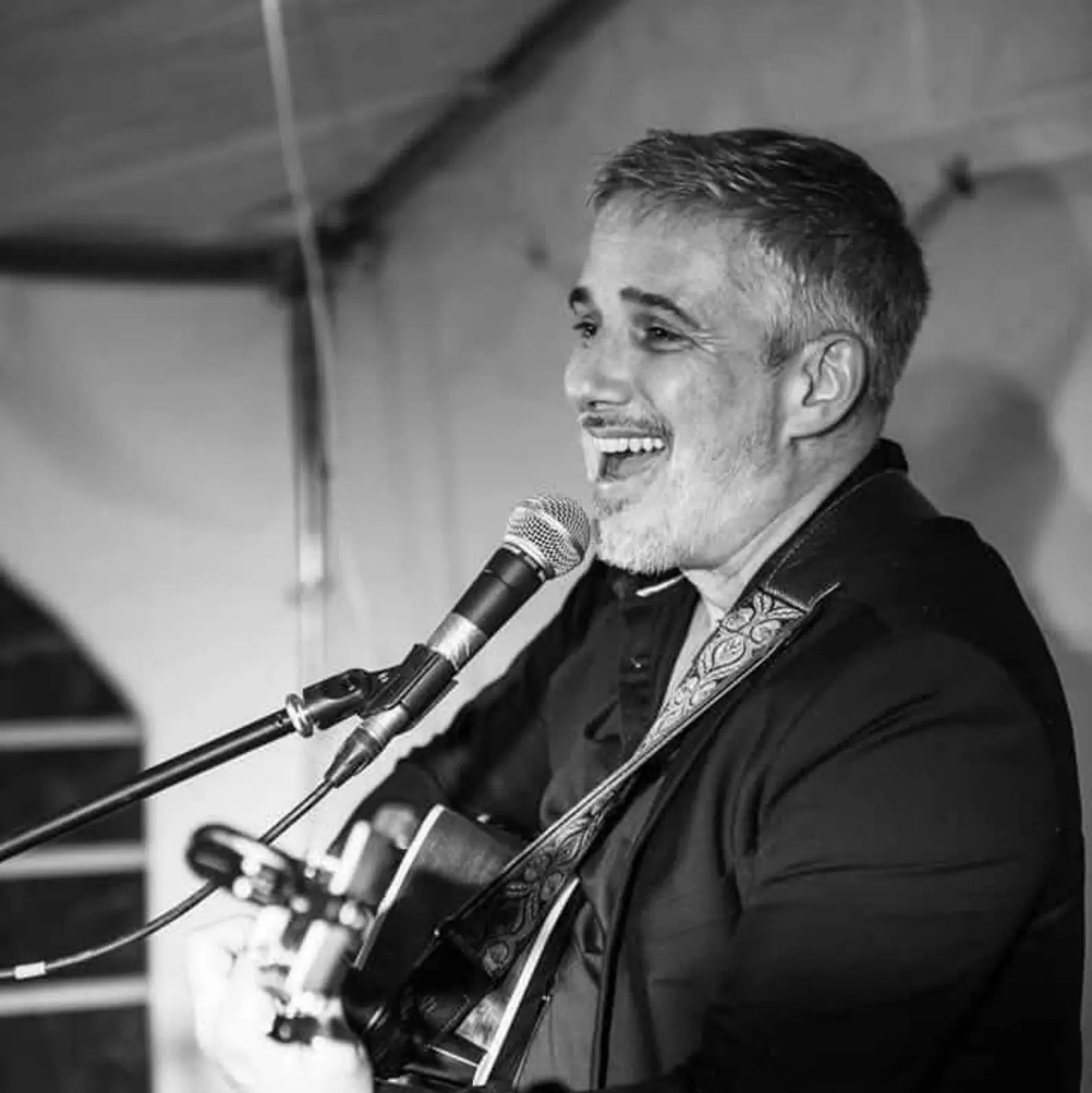 Repas en musique au Bô Bar avec Léo, chanteur des Raspigaous