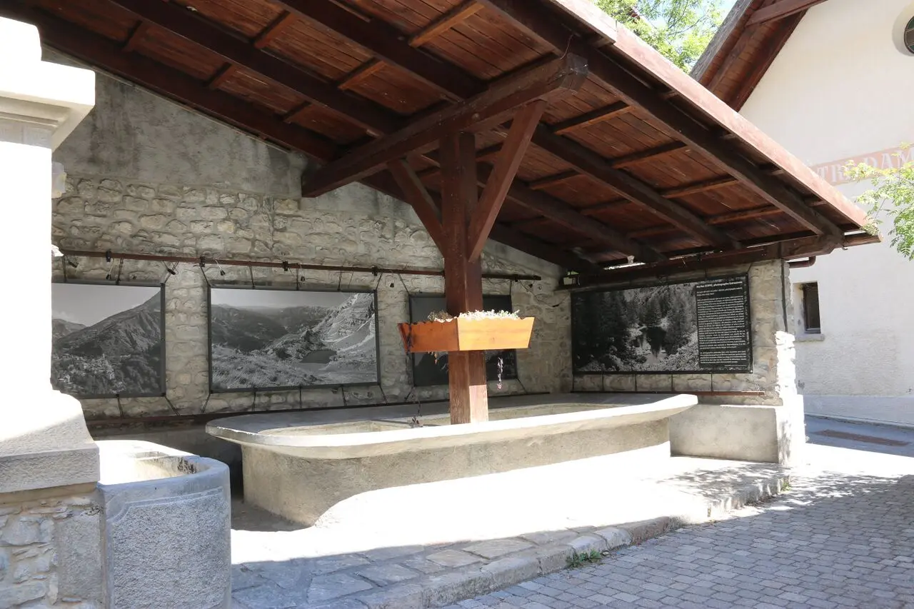 Exposition au Lavoir  "Retour en arrière pays" de Gilbert Charles