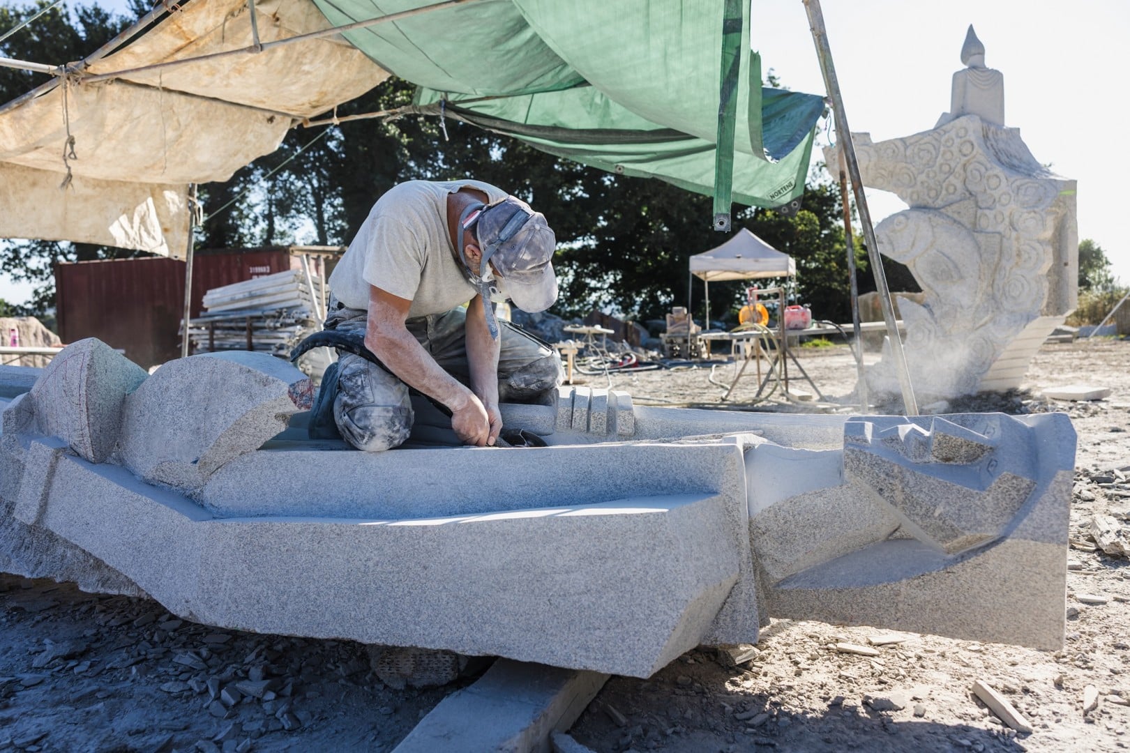 Chantiers de sculptures à la Vallée des Saints : chantier N° 1