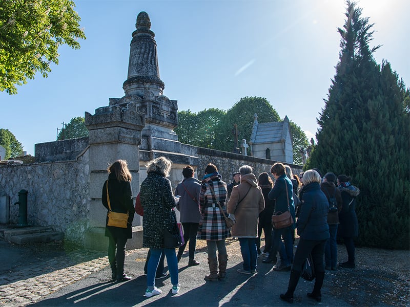 Rendez-vous Tours : Le cimetière la salle à la tombée de la nuit
