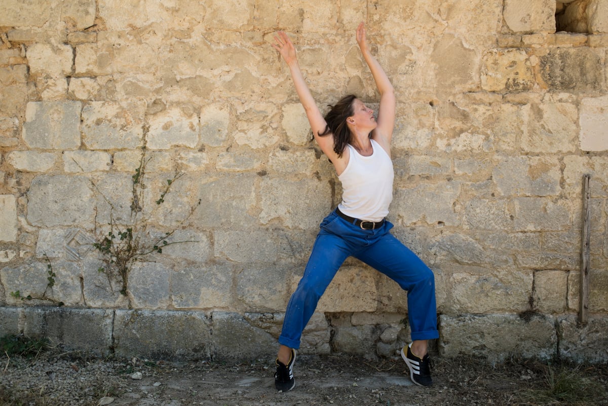 Surgir d’entre les murs