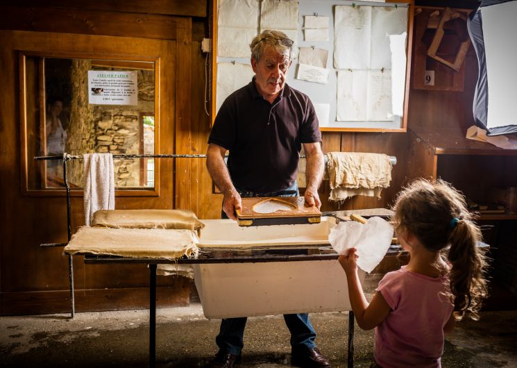 EN COULISSE, VISITE DÉCOUVERTE DE LA FABRICATION ARTISANALE DU PAPIER