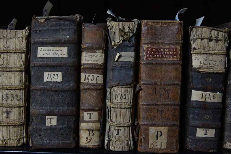 Dans les coulisses des livres anciens de la médiathèque
