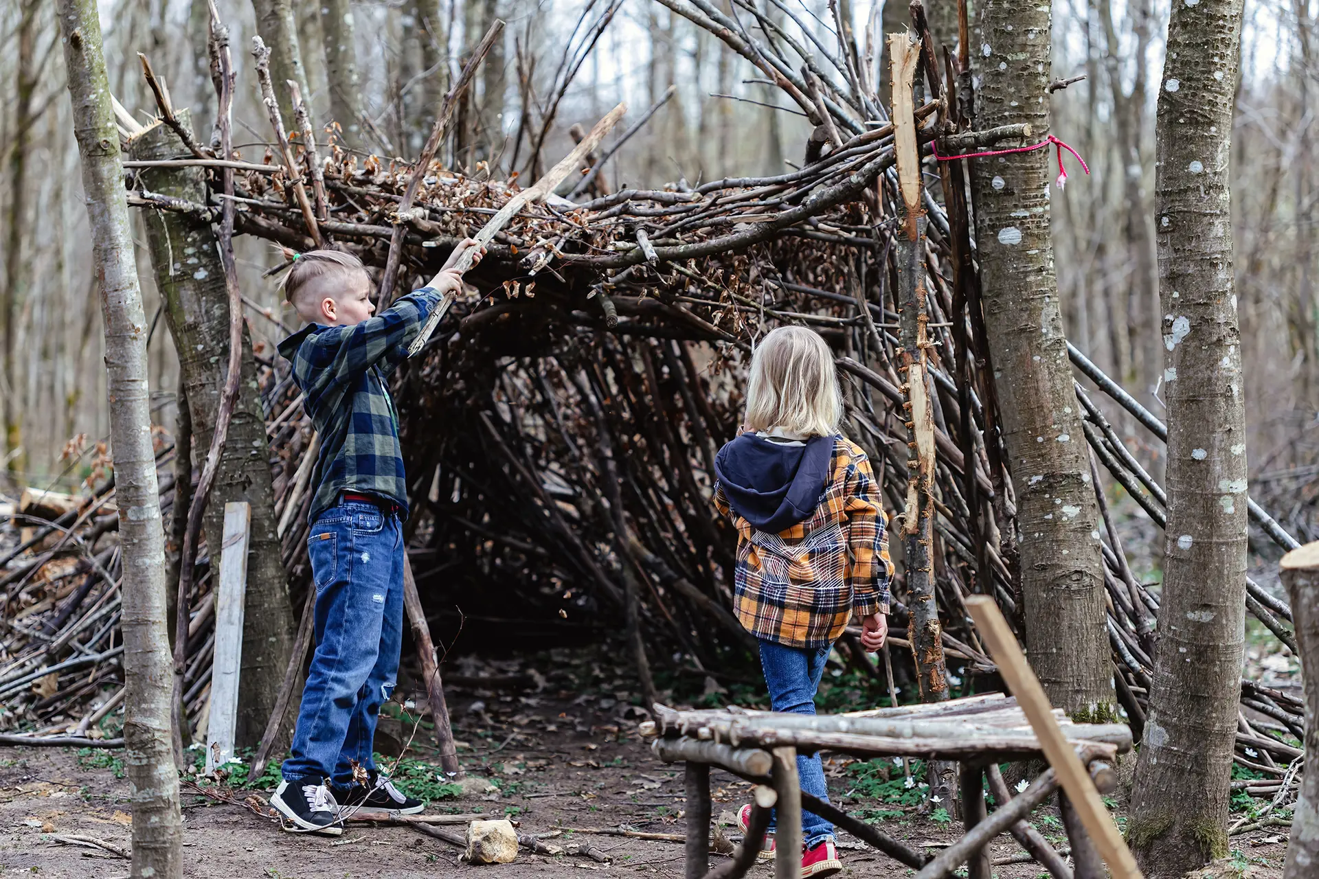 Fabrication de cabanes en forêt