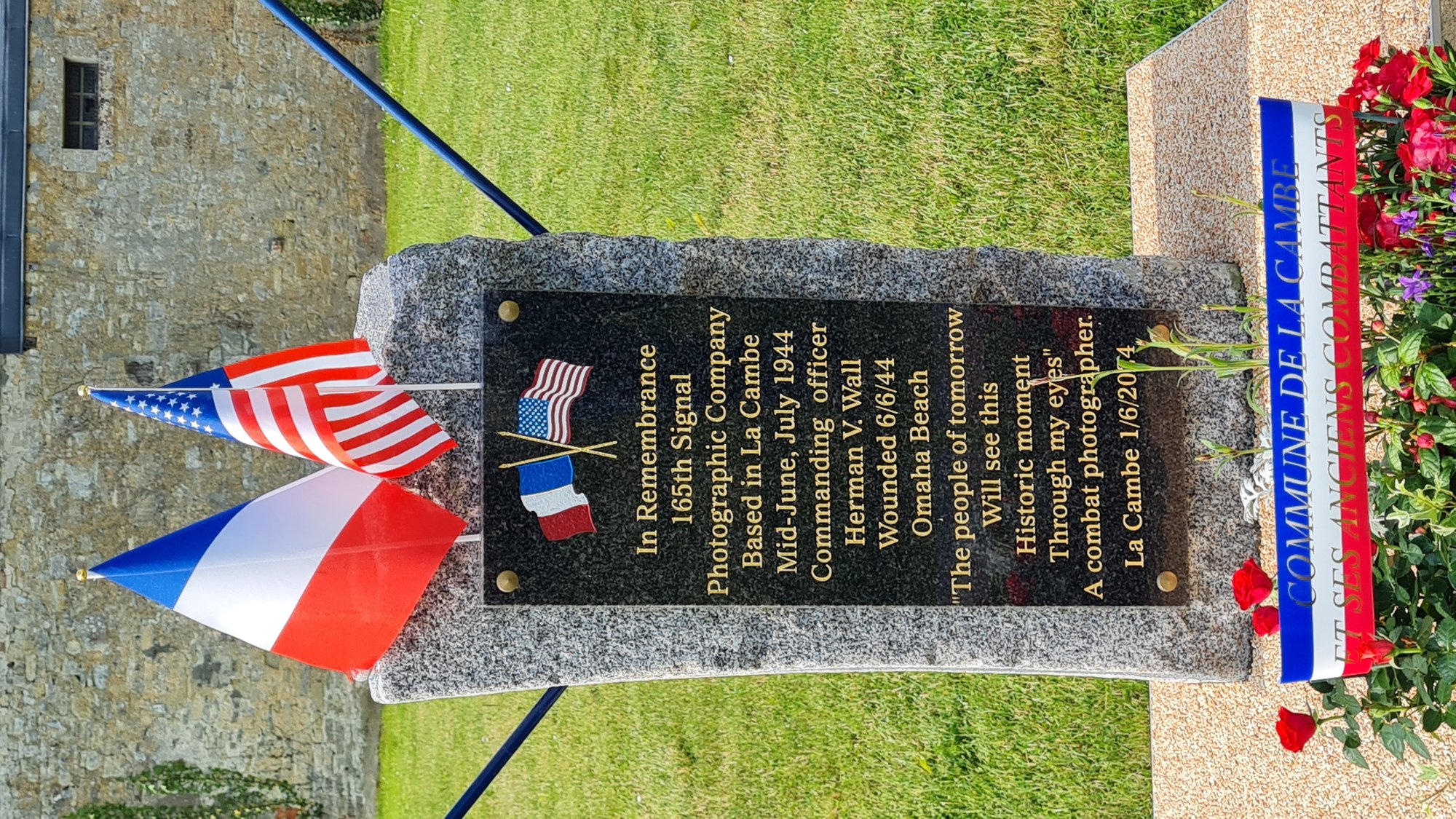 Cérémonie à la stèle du 165t Signal Photographic Cie