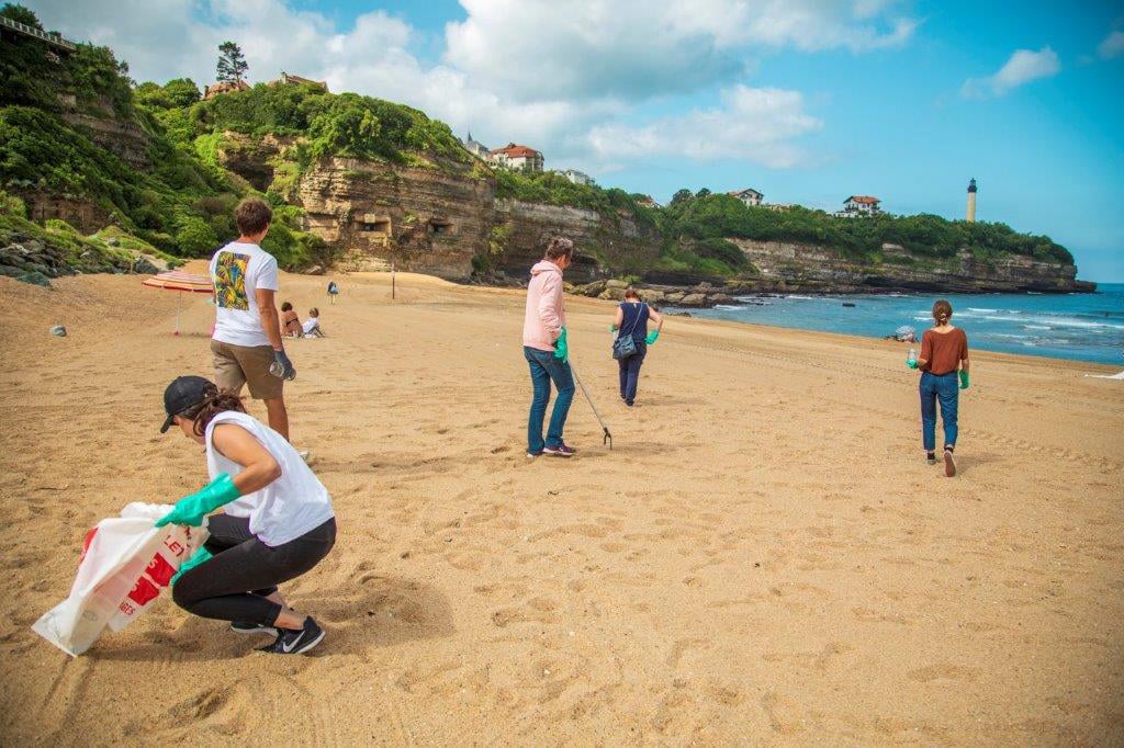 Collecte de déchets sur la plage