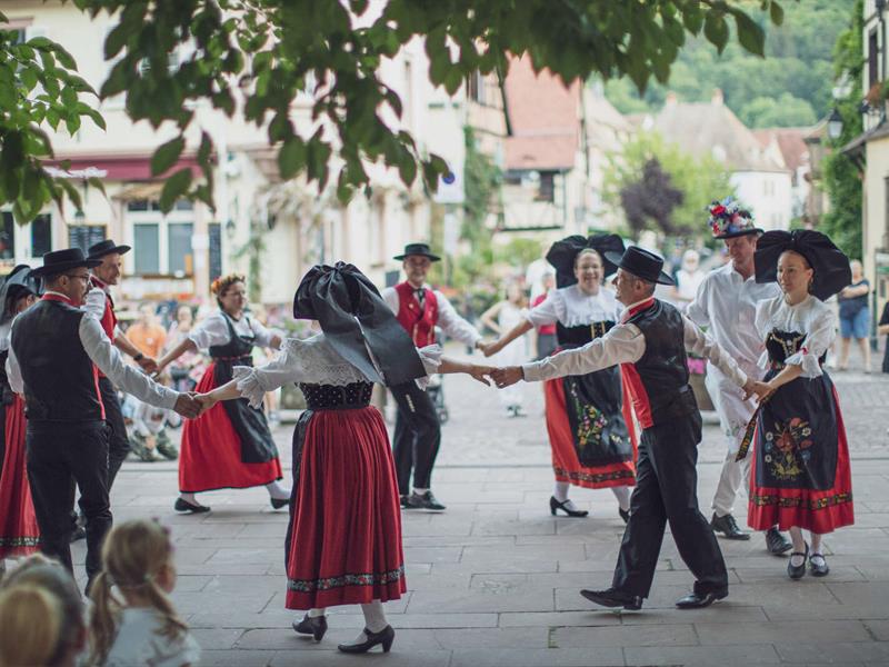 Apéritif concert et danses folkloriques