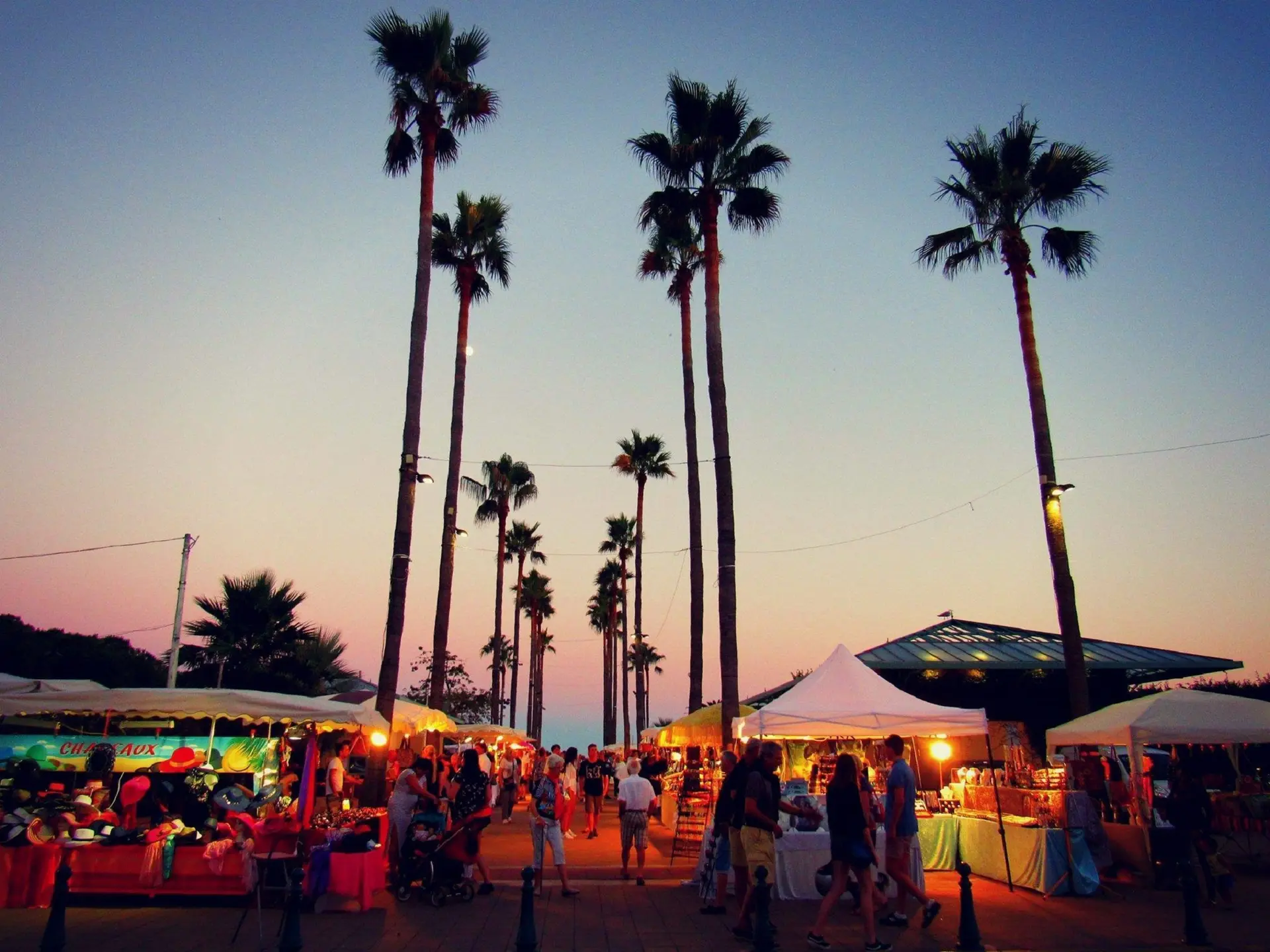 Marché estival nocturne