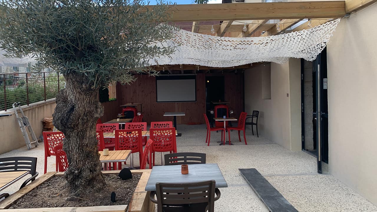 Animations estivales au restaurant "Le Régal des Dieux" à Saint-Aulaye