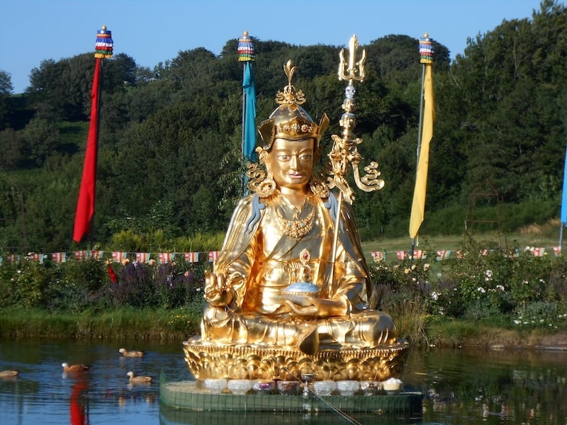 VISITE DU TEMPLE DU NÉ DU LOTUS, PADMASAMBHAVA