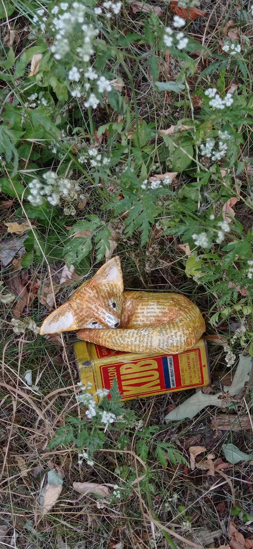 L'or des Alpes sur un socle d'oubli : sculptures de papier et éclats de conscience.