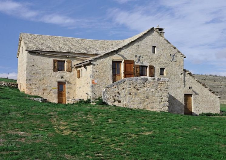 UN ÉTÉ AVEC LE PARC : AU CŒUR D’UN CHANTIER DE PIERRE SÈCHE SUR LE CAUSSE MÉJEAN