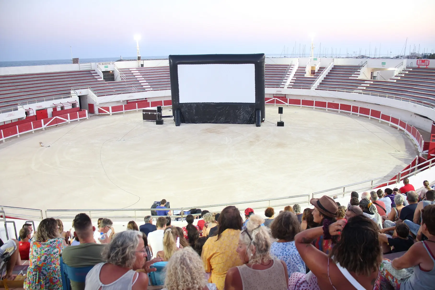 Cinéma en plein air aux arènes