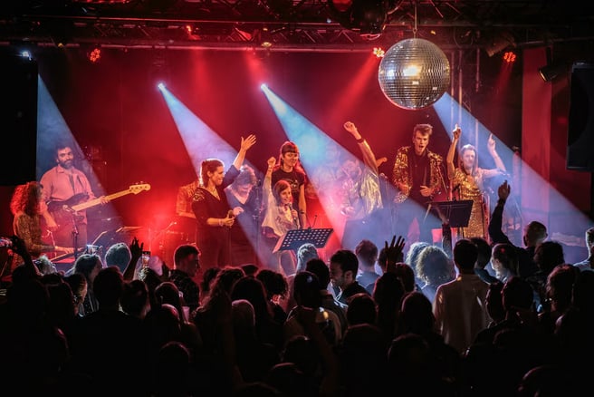Festival Extérieur-Jour | Karaoké Social Club + (H)être, spectacle