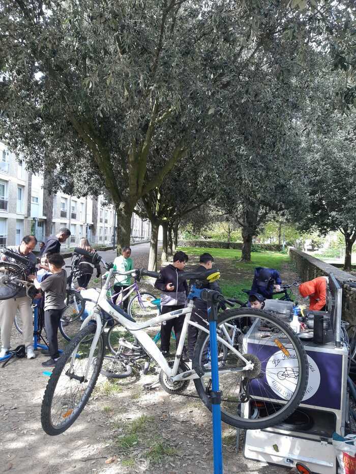 Atelier mobile participatif d'auto-réparation de vélo